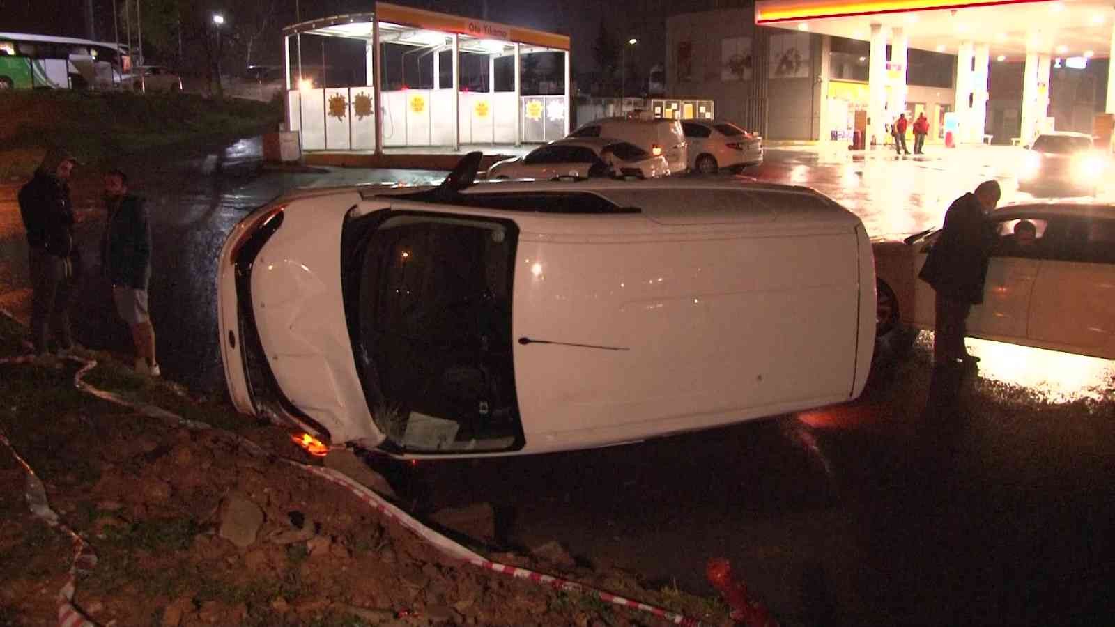 Pendik’te virajı alamayan araç refüje çıkıp takla attı: 1 yaralı #istanbul