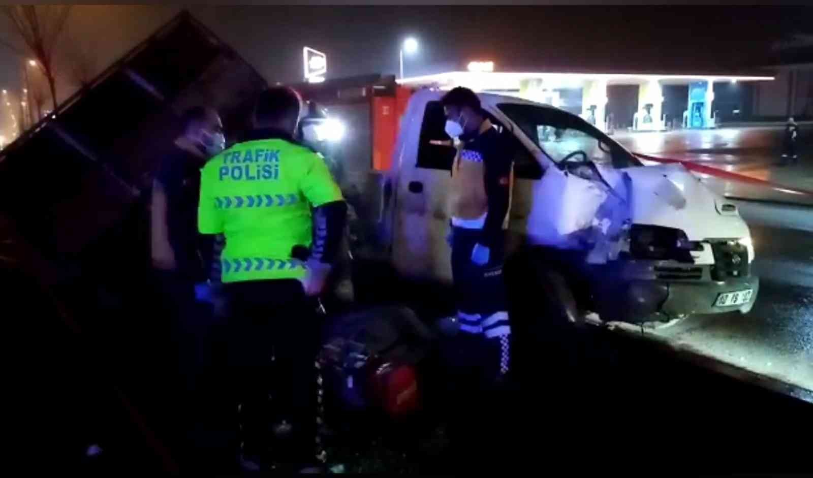 Aydınlatma direğine çarpan kamyonetin sürücüsü camdan fırlayarak hayatını kaybetti...Feci kaza kamerada #bursa