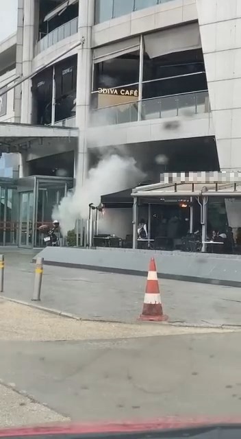 Bursa’da dünyaca ünlü kahve zincirinde yangın tüpü kazası: Ortalık toz bulutu ile kaplandı #bursa