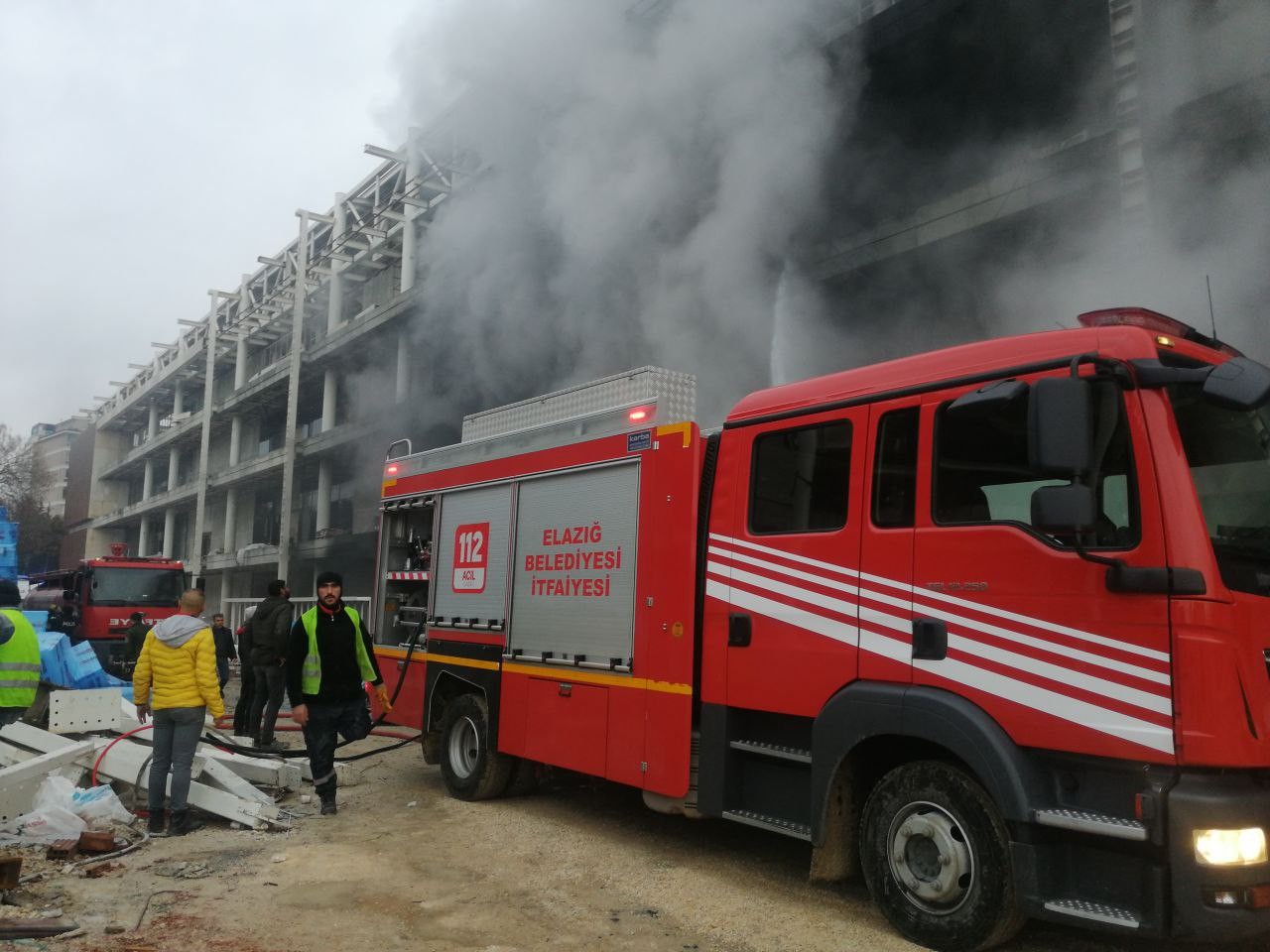 Elazığ’da stadyumdaki yangın söndürüldü #elazig