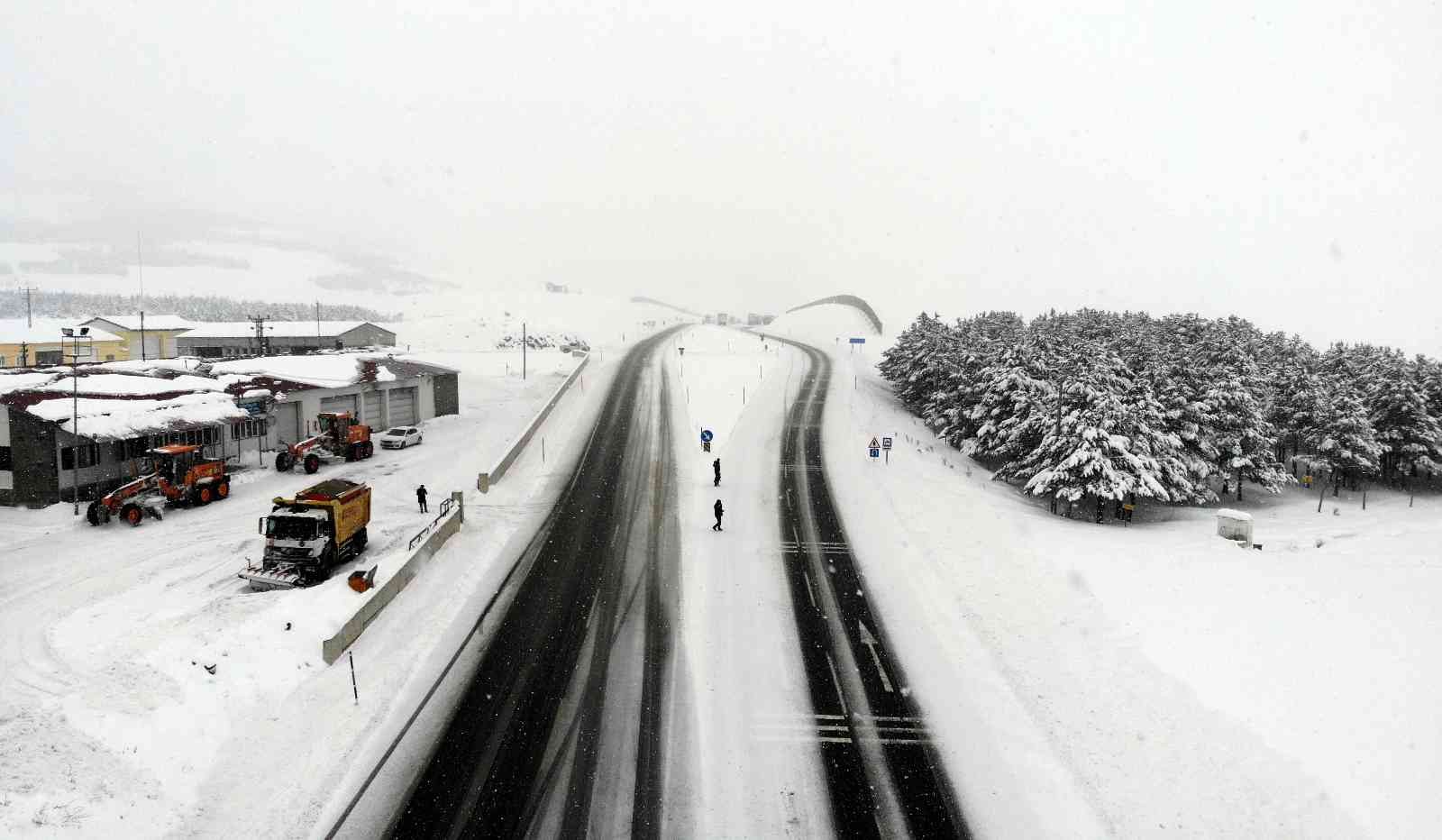 Kar ve tipi ulaşımda aksamalara neden oldu