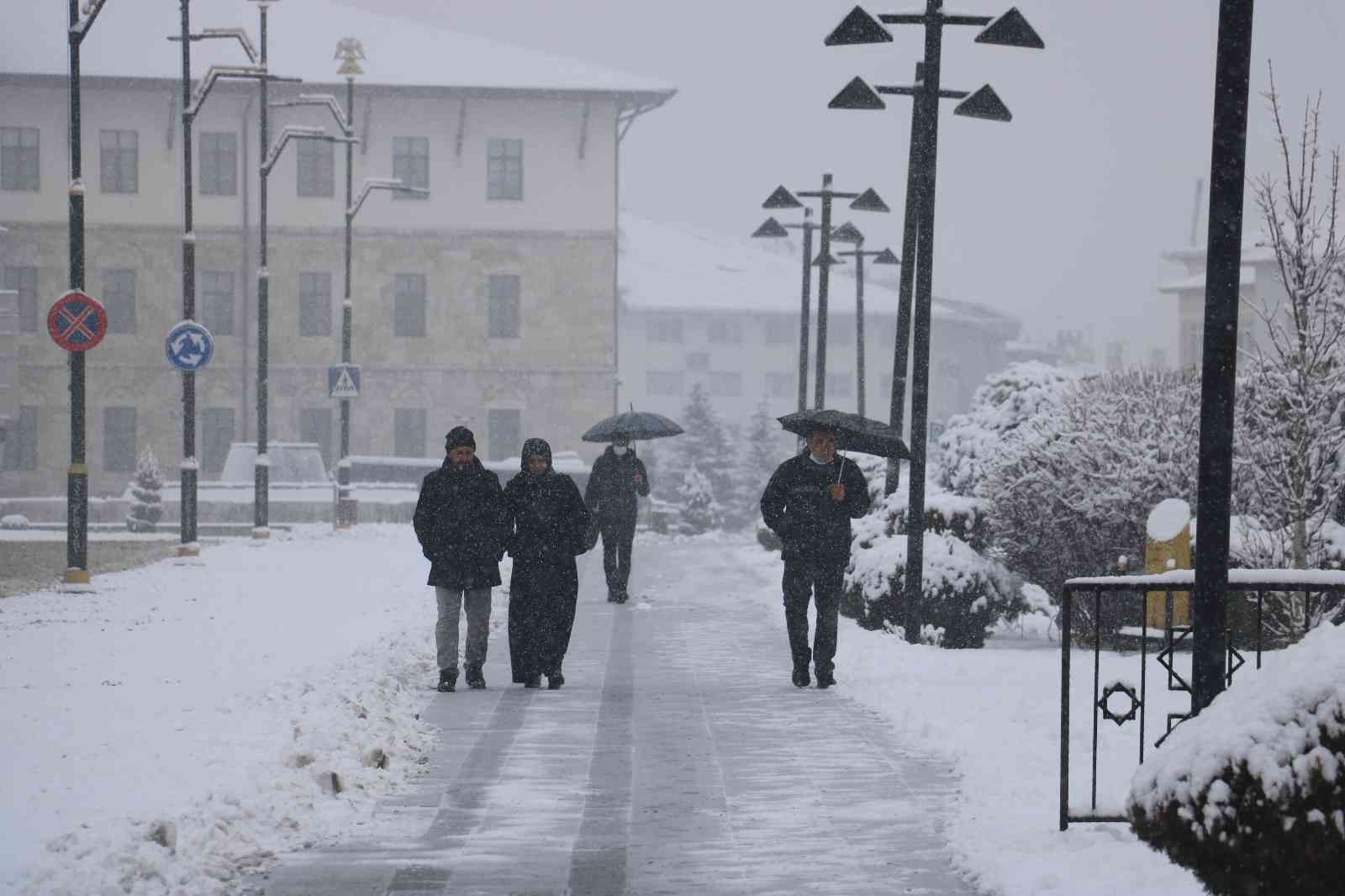 Yoğun kar yağışı 68 köy yolunu ulaşıma kapattı #sivas