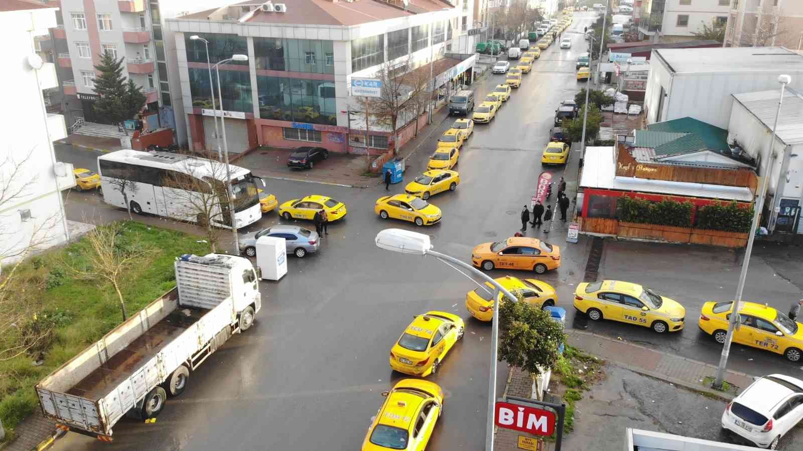 Ataşehir’de taksimetre nöbeti: Araçlarda akü bitti #istanbul