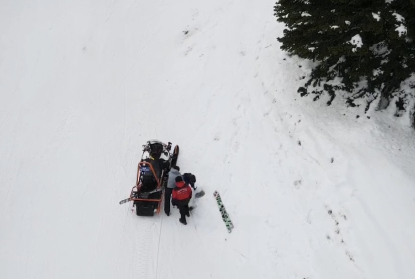 Uludağ’da kayak yaparken düşüp mahsur kalan tatilciyi jandarma kurtardı #bursa