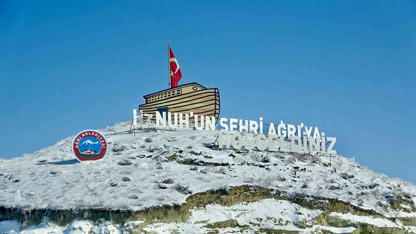 Ağrı’da dondurucu soğuklar yerini kar yağışına bıraktı #agri