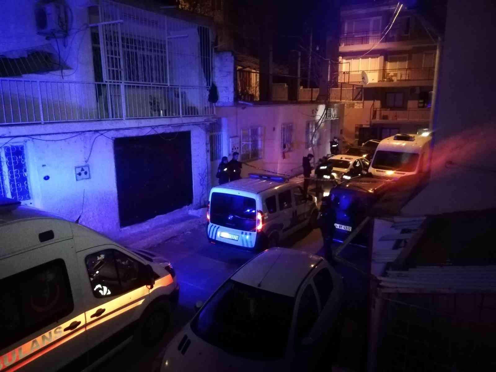 İzmir’de otomobil içinde ağzı ve yüzü bezle kapatılmış erkek cesedi bulundu #izmir