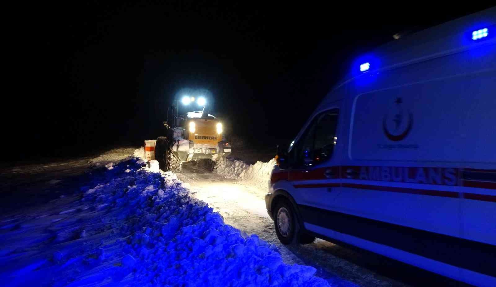 Kardan yolu kapanan köydeki hasta için ekipler seferber oldu #erzincan