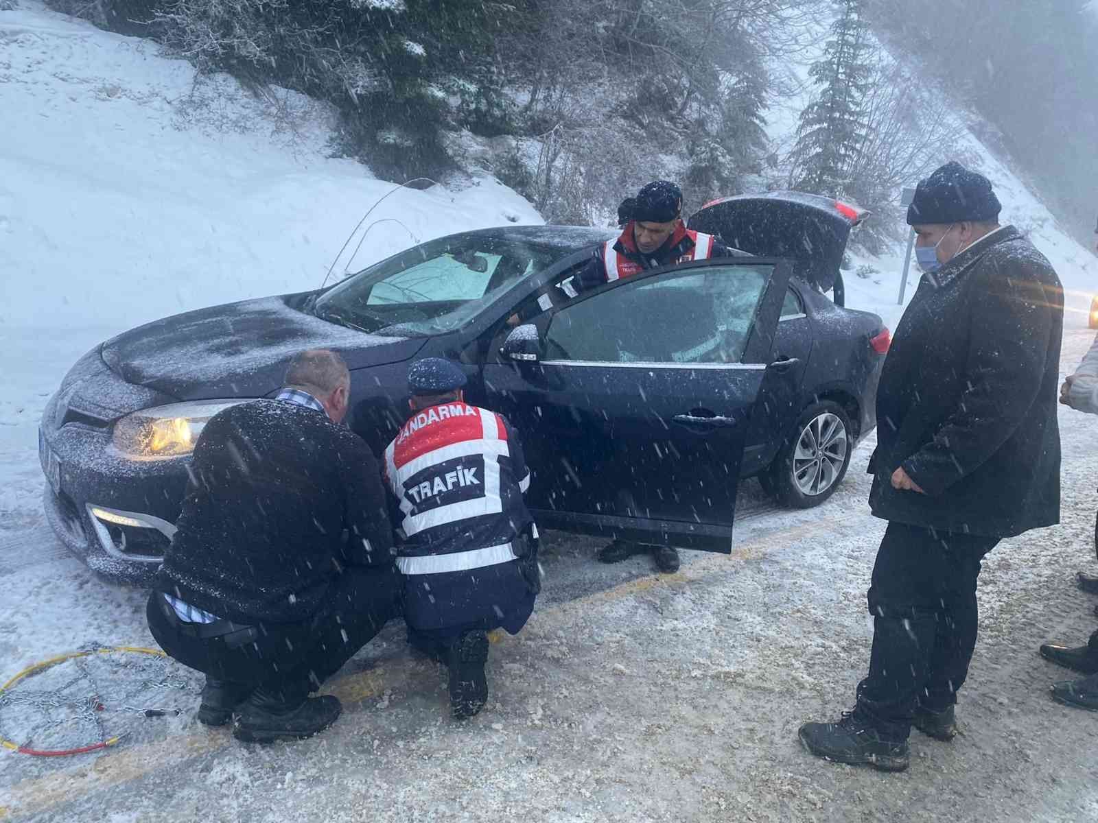 Karlı yolda kalan araçları jandarma ekipleri kurtardı #kastamonu