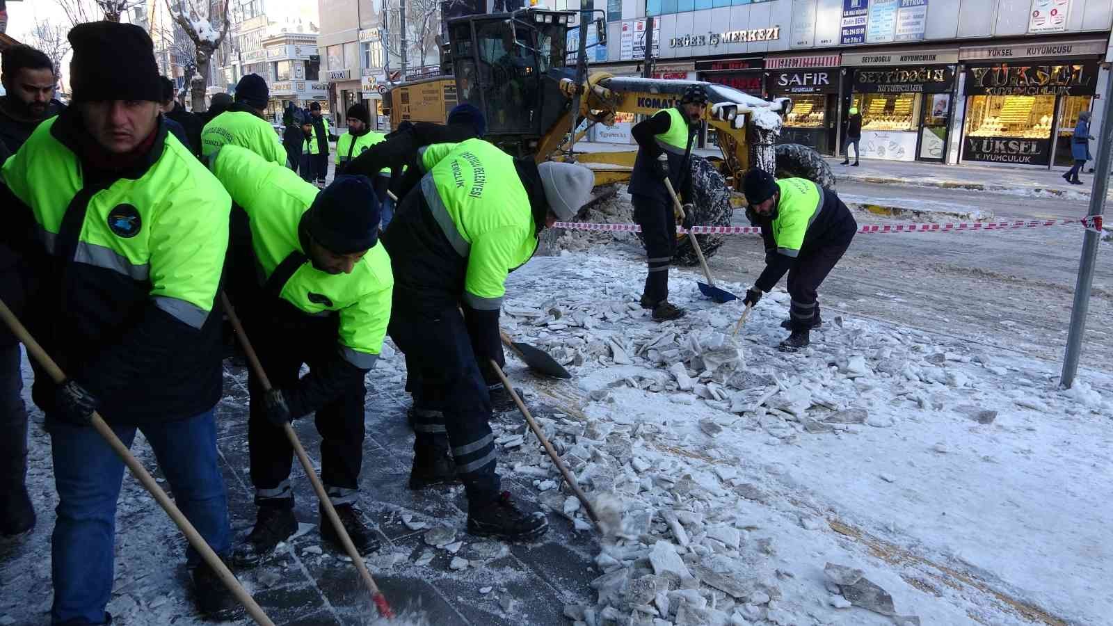 Van’da kar yağışı sonrası ekiplerin yoğun mesaisi #van