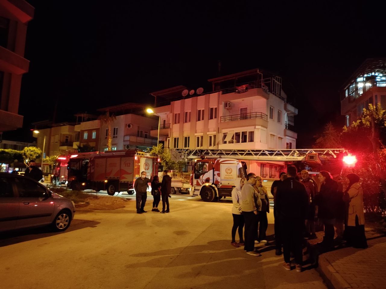 Apartmanda çıkan yangın vatandaşları sokağa döktü #antalya