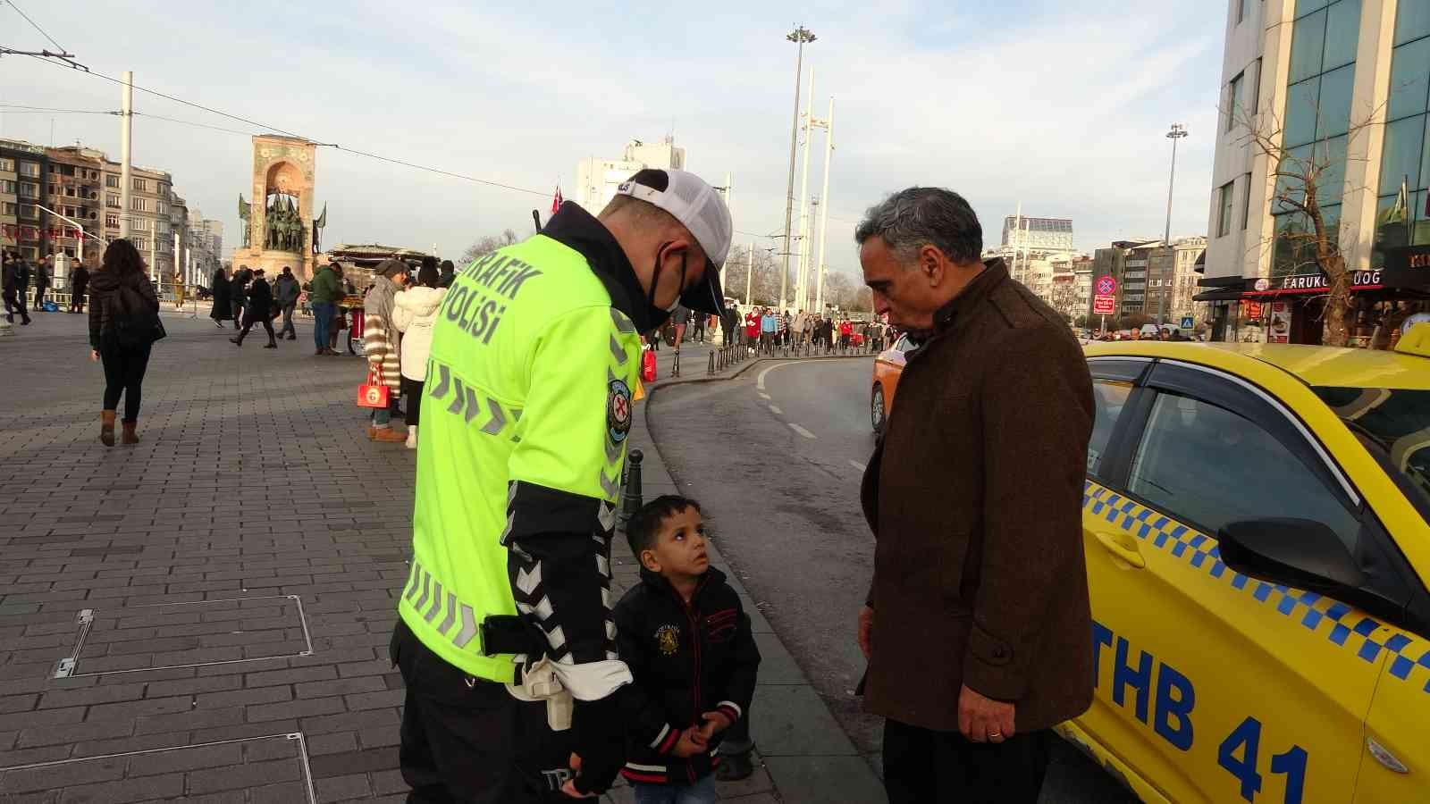 Taksim’de kaybolan çocuğa polis sahip çıktı #istanbul