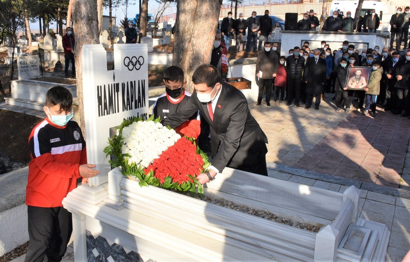 Dünya ve olimpiyat şampiyonu Hamit Kaplan, mezarı başında anıldı #amasya