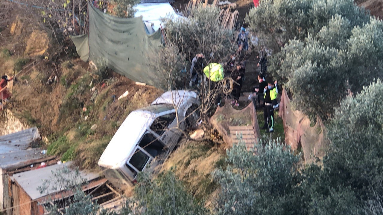 Bursa’da 50 metre yükseklikten uçan kamyonet sürücüsü kazayı hafif şekilde atlattı