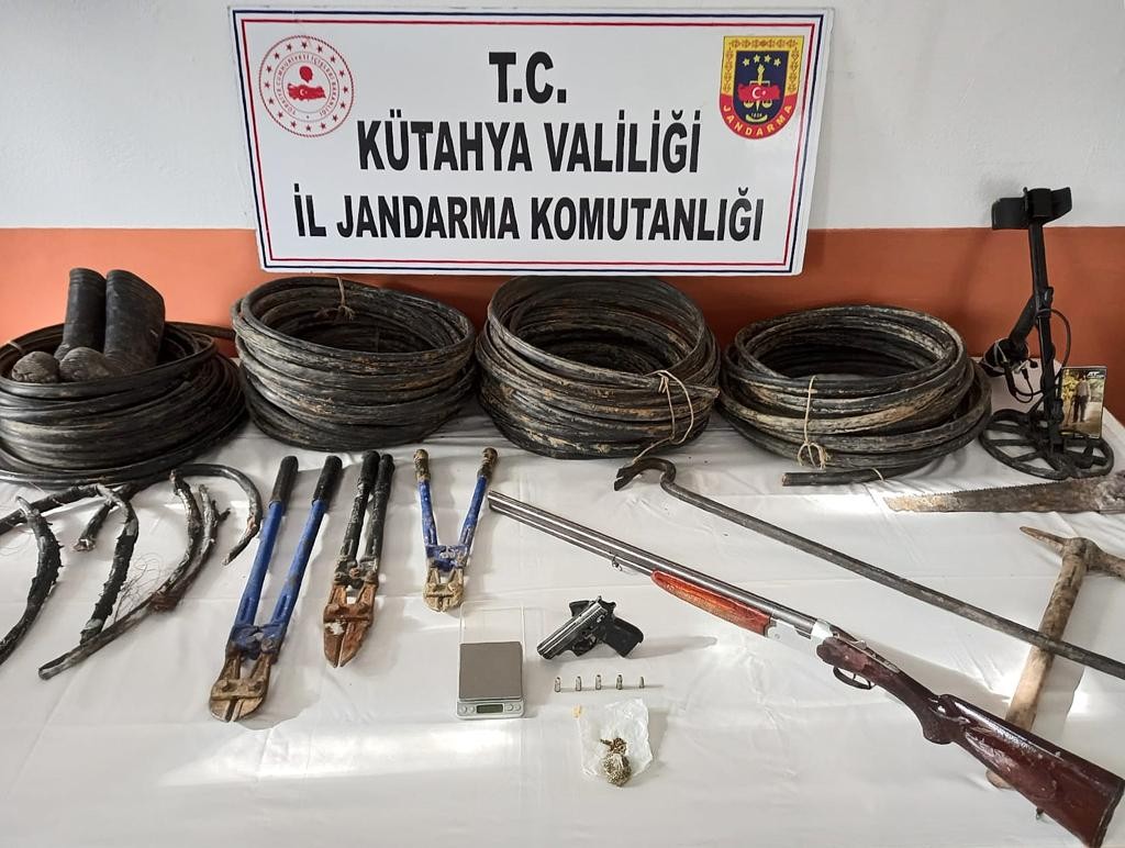 Kütahya’da kablo hırsızlığı ve tarihi eser kaçakçılığı operasyonu #kutahya