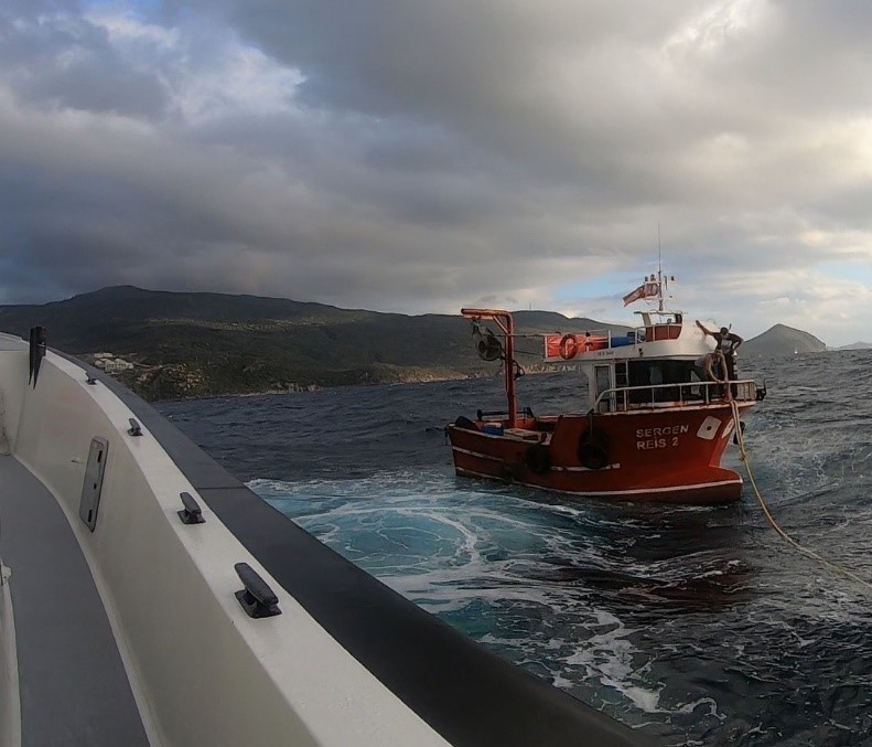 İzmir’de sürüklenen tekneyi sahil Sahil Güvenlik ekibi kurtardı #izmir