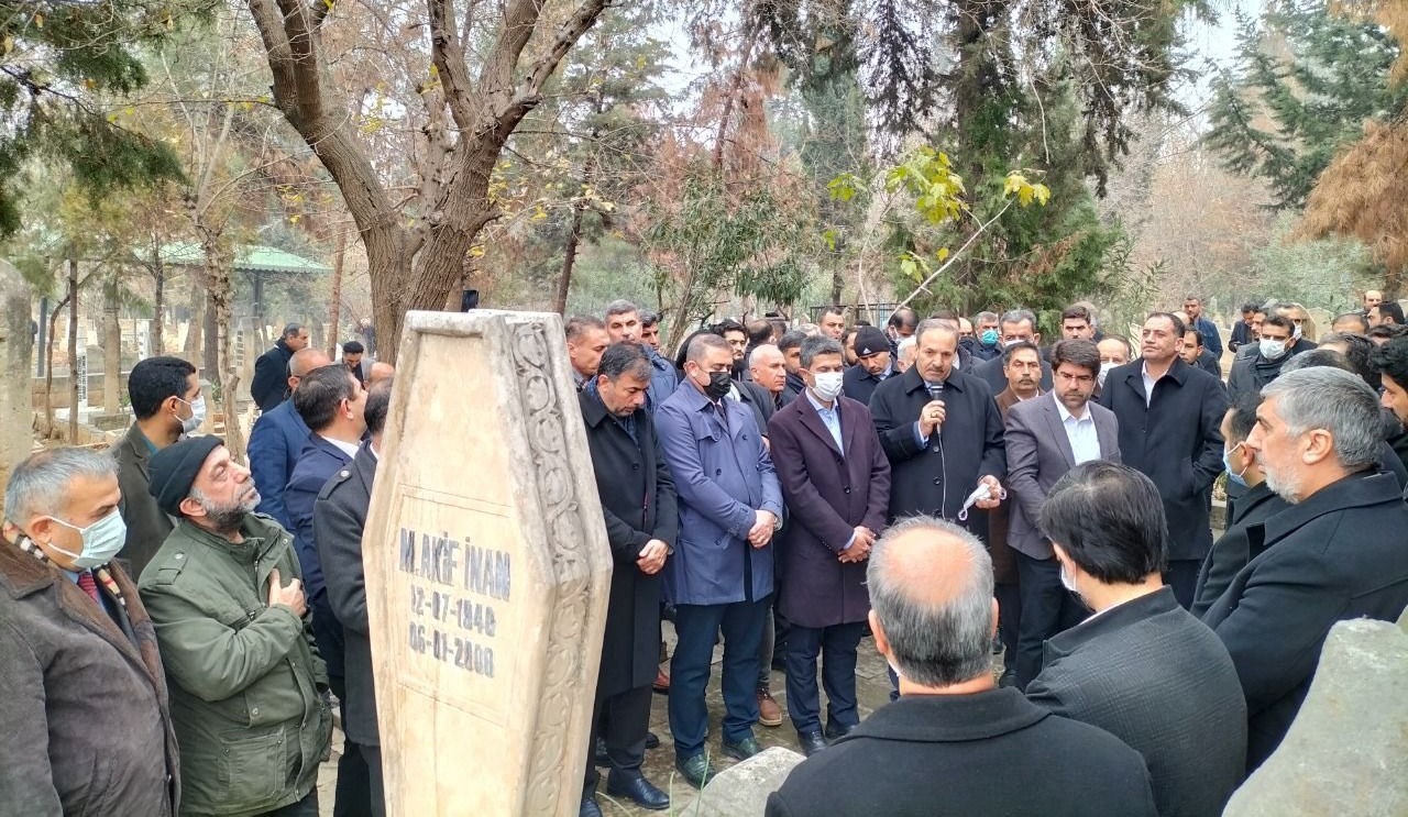 Kudüs şairi Mehmet Akif İnan mezarı başında anıldı