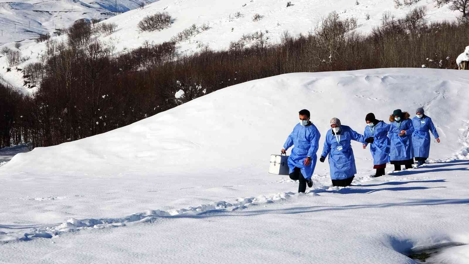 Muş’ta sağlık çalışanları aşı için karlı dağları aşıyor #mus