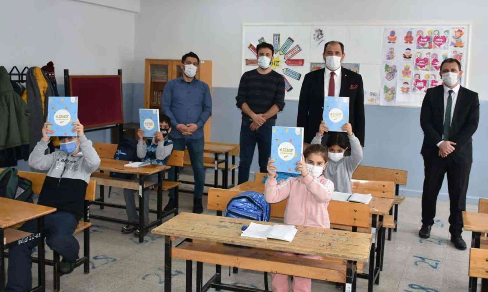 Yardımcı kaynak kitaplar öğrencilere ulaştırıldı #erzincan