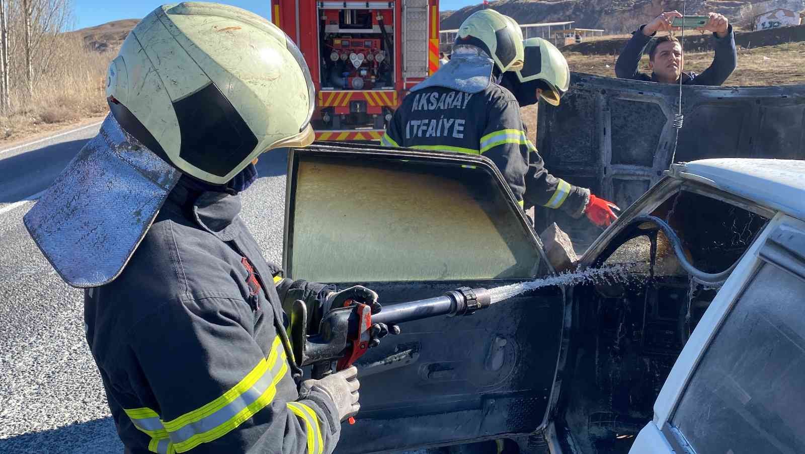 Aksaray’da seyir halindeki otomobilin motor kısmı yandı