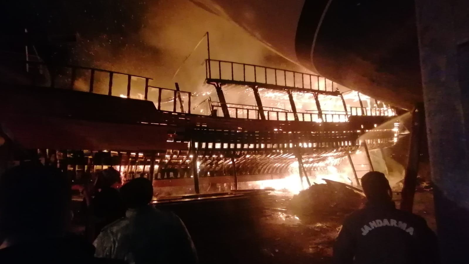 Tamirattaki 26 metrelik tur teknesi alev alev yandı #antalya