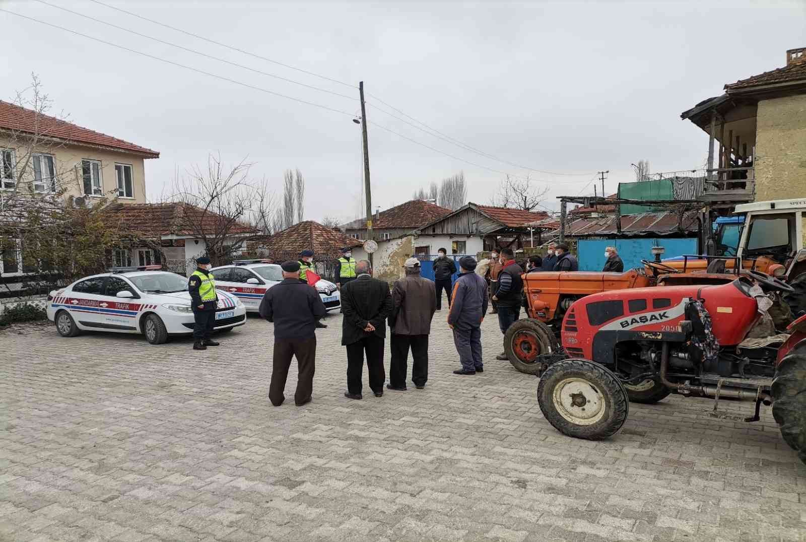 Traktör sürücülerine reflektör dağıtılarak önemi anlatıldı #burdur