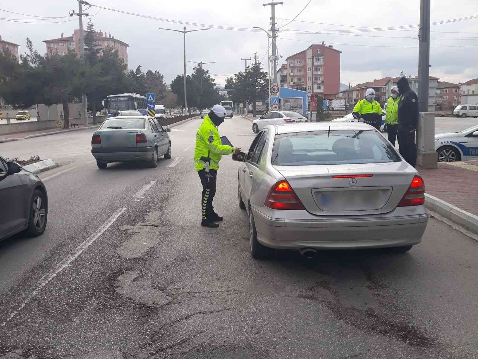 Trafik denetimlerinde 2 bin 760 aracın 348 sürücüsüne ceza kesildi #burdur