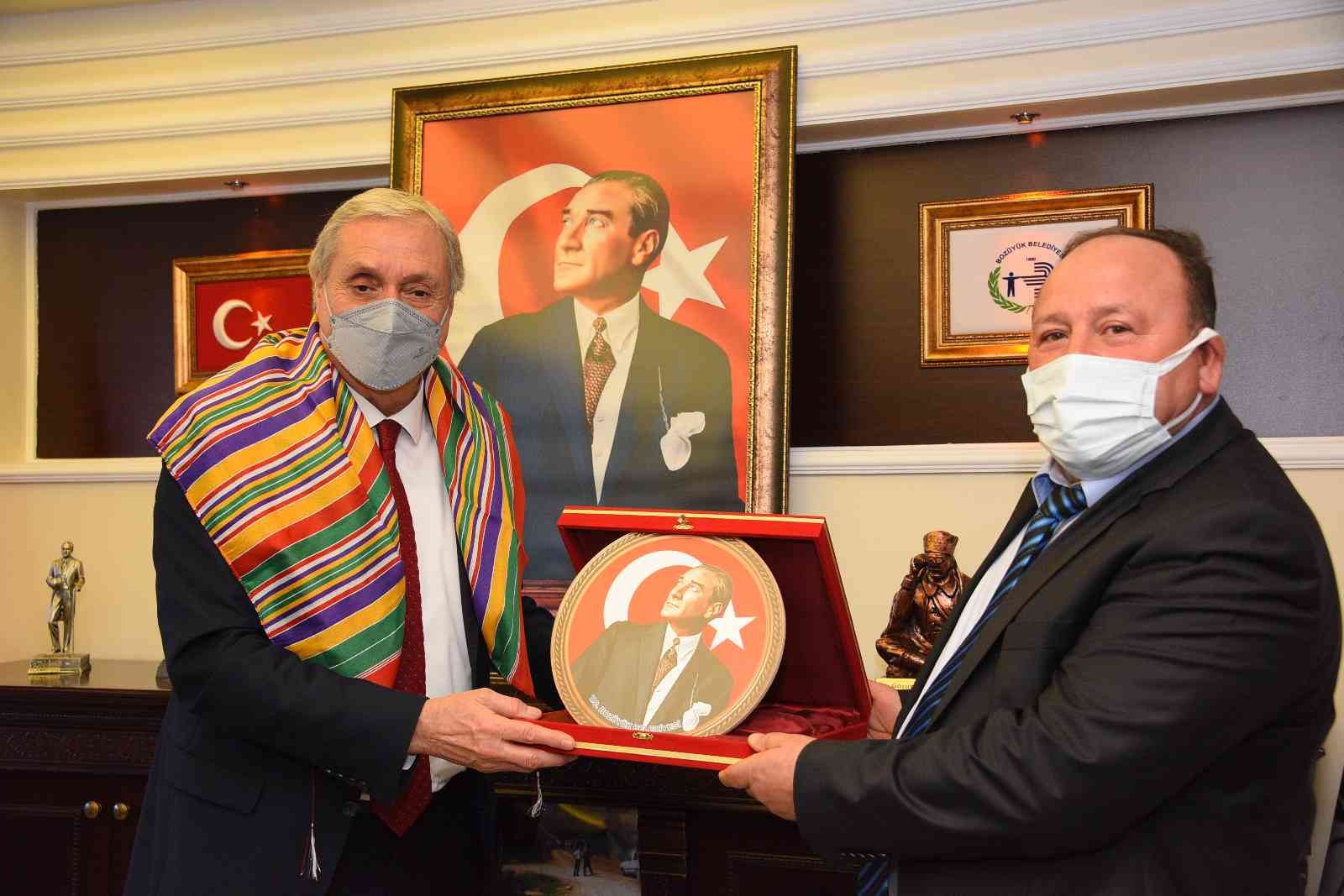 Başkan Bakkalcıoğlu’na Yörük poşusu hediye ettiler #bilecik