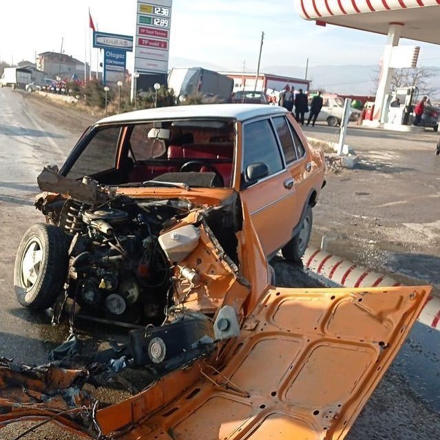 Kastamonu’da minibüs ile otomobil çarpıştı: 1 yaralı #kastamonu