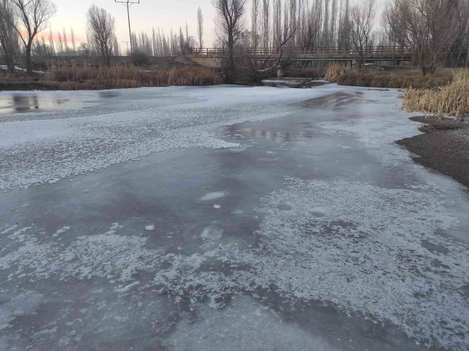 Zamantı Irmağı buz tuttu