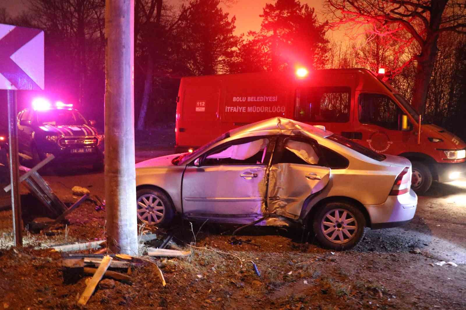 Kaygan yolda kontrolden çıkan otomobil beton direğe çarptı: 1 yaralı #bolu