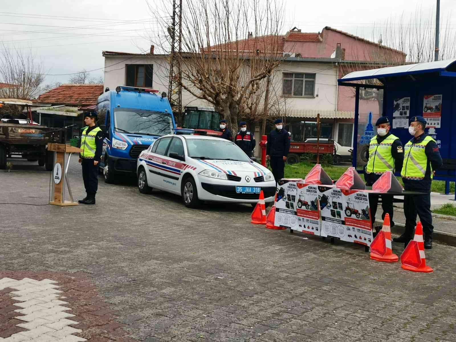 Bergama’da traktör sürücülerine reflektör dağıtılarak önemi anlatıldı #izmir
