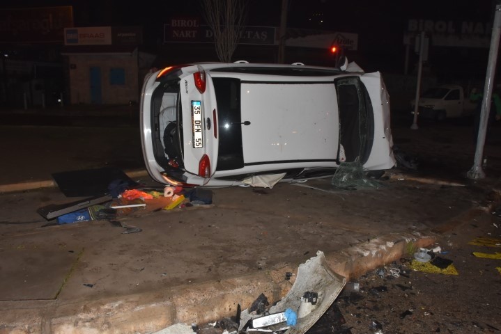 Alkollü sürücü minibüse çarptı: 3 yaralı #izmir