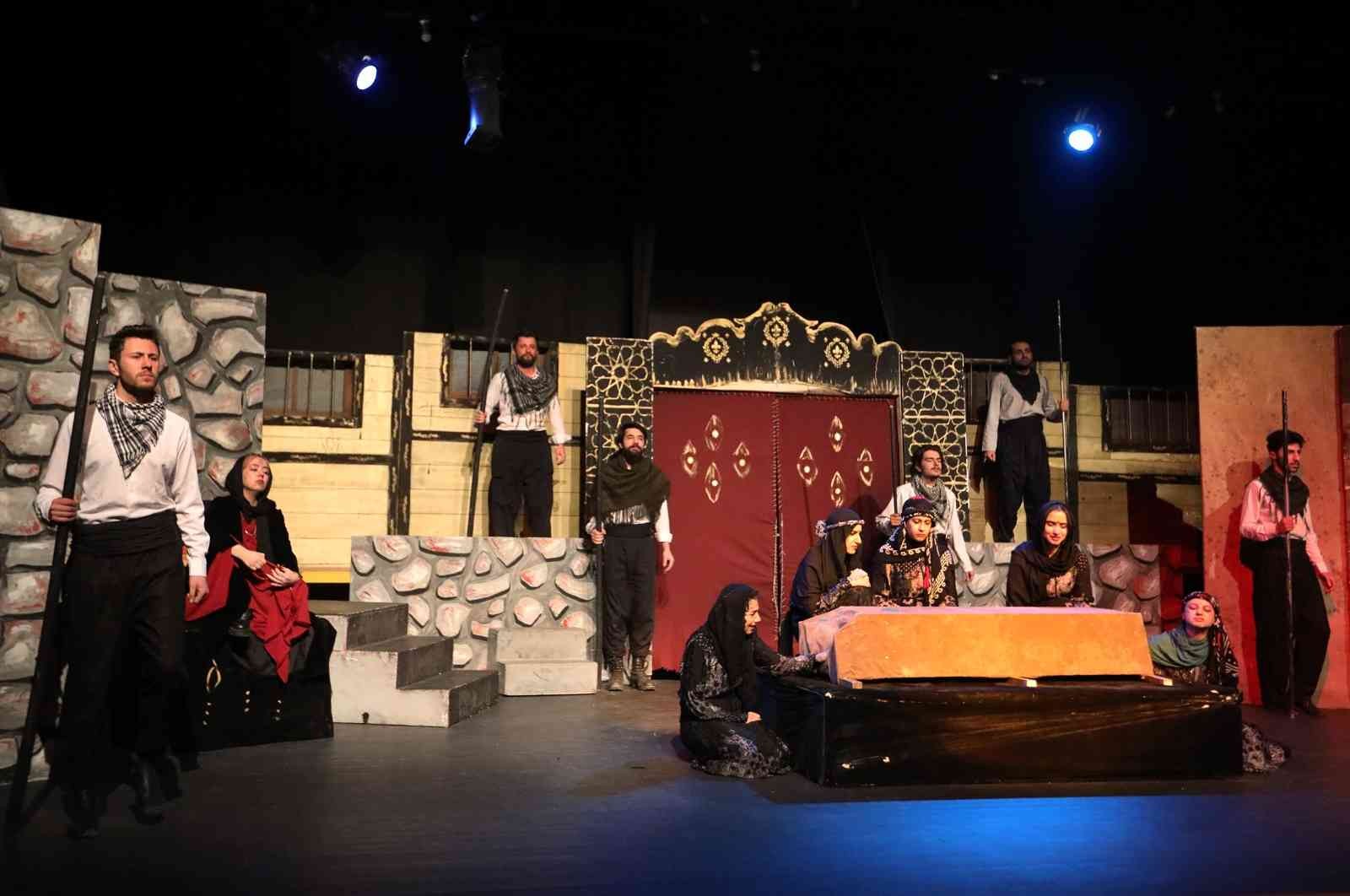 Van Büyükşehir Belediyesinin tiyatro günleri “Taziye” oyunu ile başladı #van