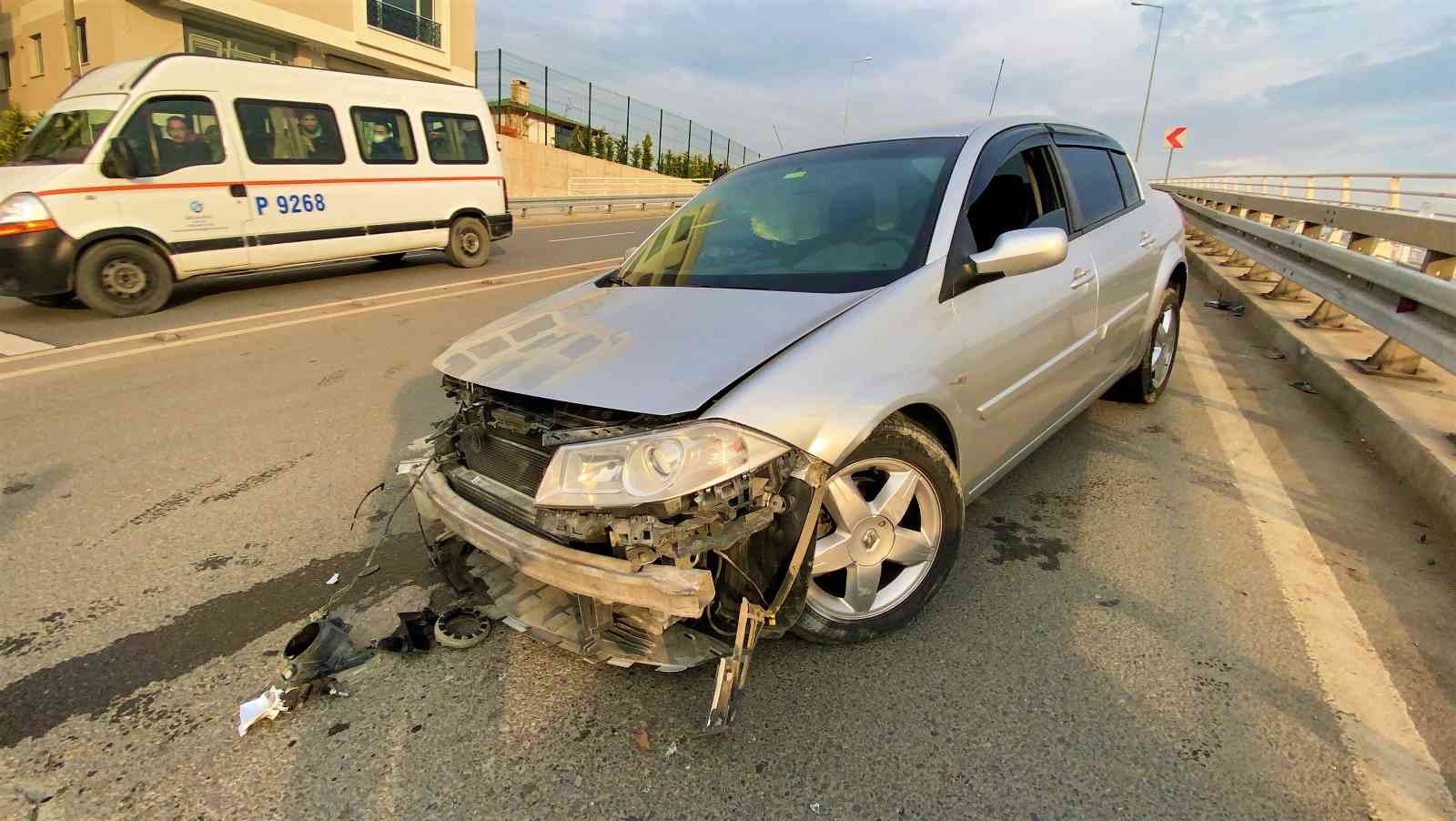 Virajlı yolda kontrolden çıkan otomobil minibüsle çarpıştı: 2 yaralı #kocaeli