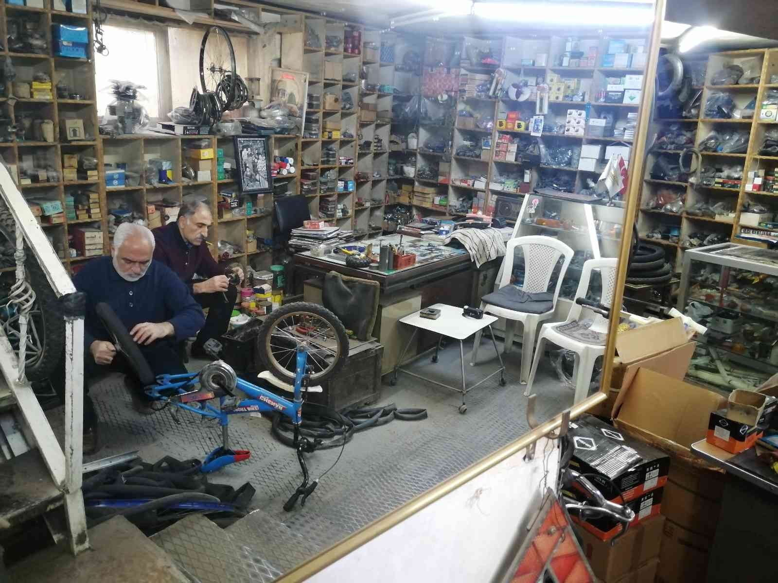 Bisiklet tamircisi iki kardeş 40 yıldır eskimiş bisikletleri hayata döndürüyor #elazig