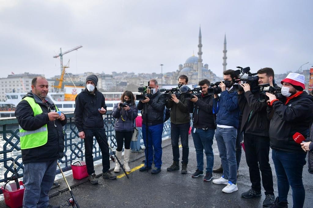 Fatih’te gazeteciler Haliç’e olta attı #istanbul