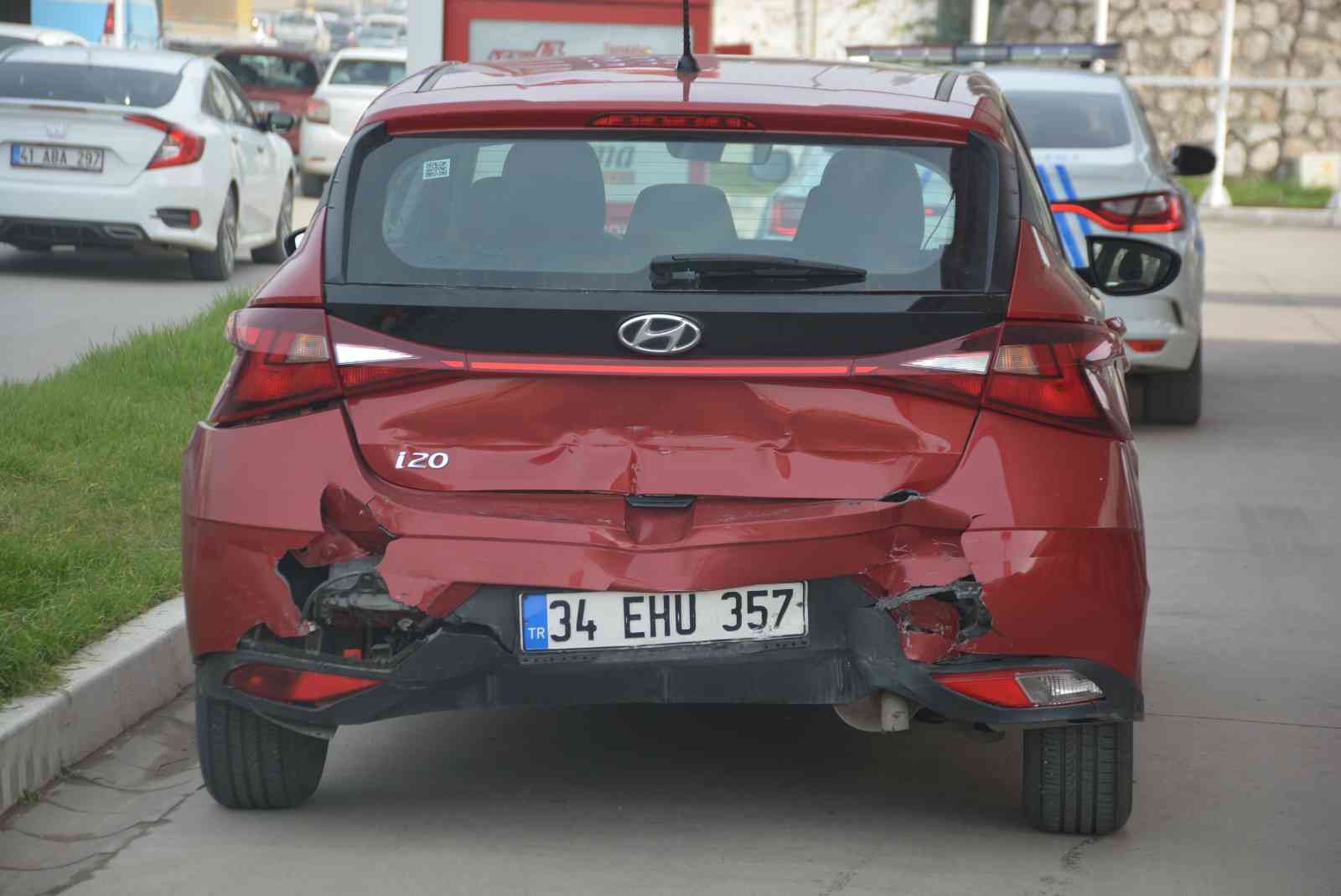 İzmit’te 3 araç kazaya karıştı: 2 yaralı #kocaeli
