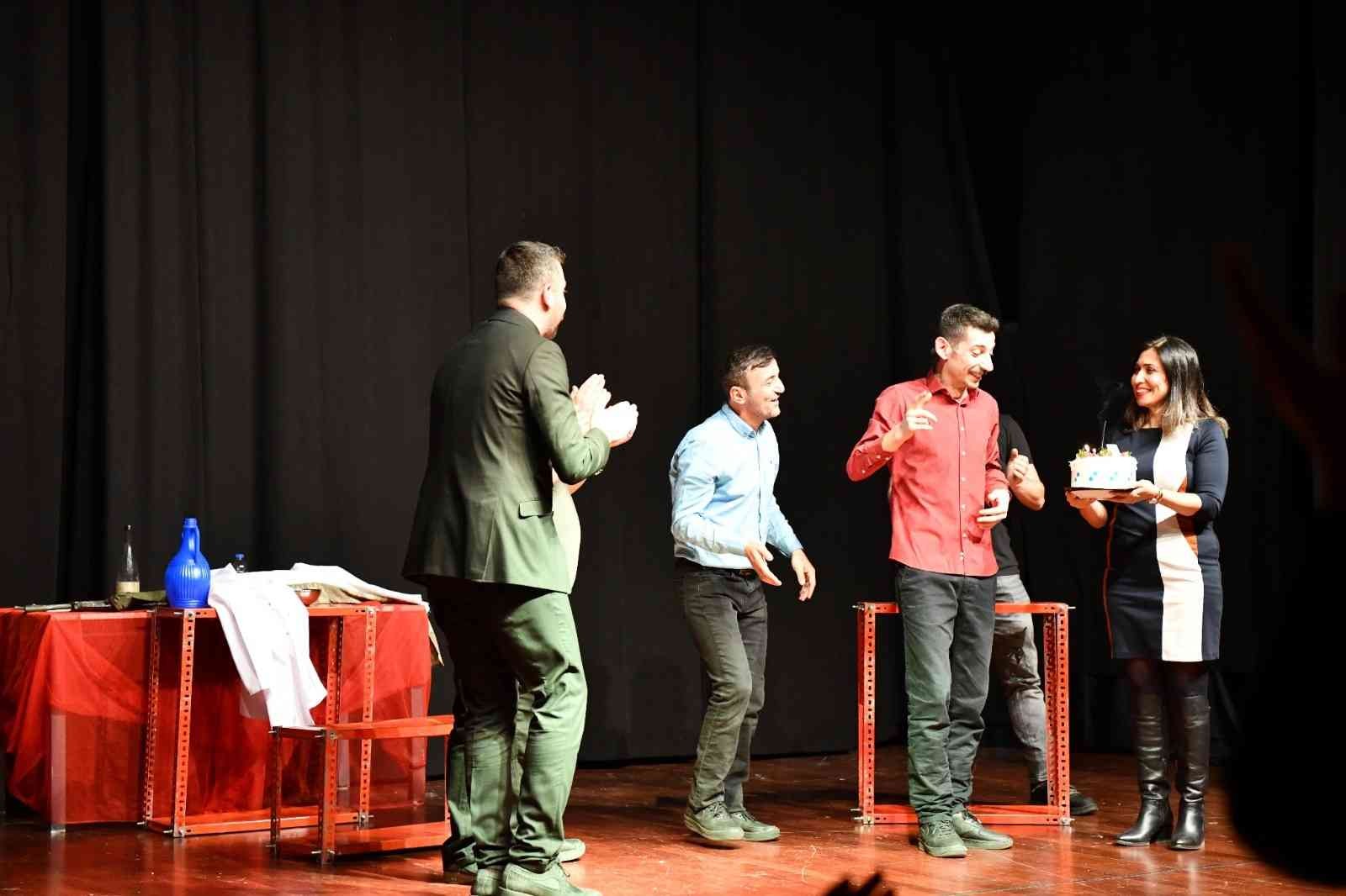 Hakan Bulut’a tiyatro oyunu sonunda sahnede doğum günü sürprizi #afyonkarahisar