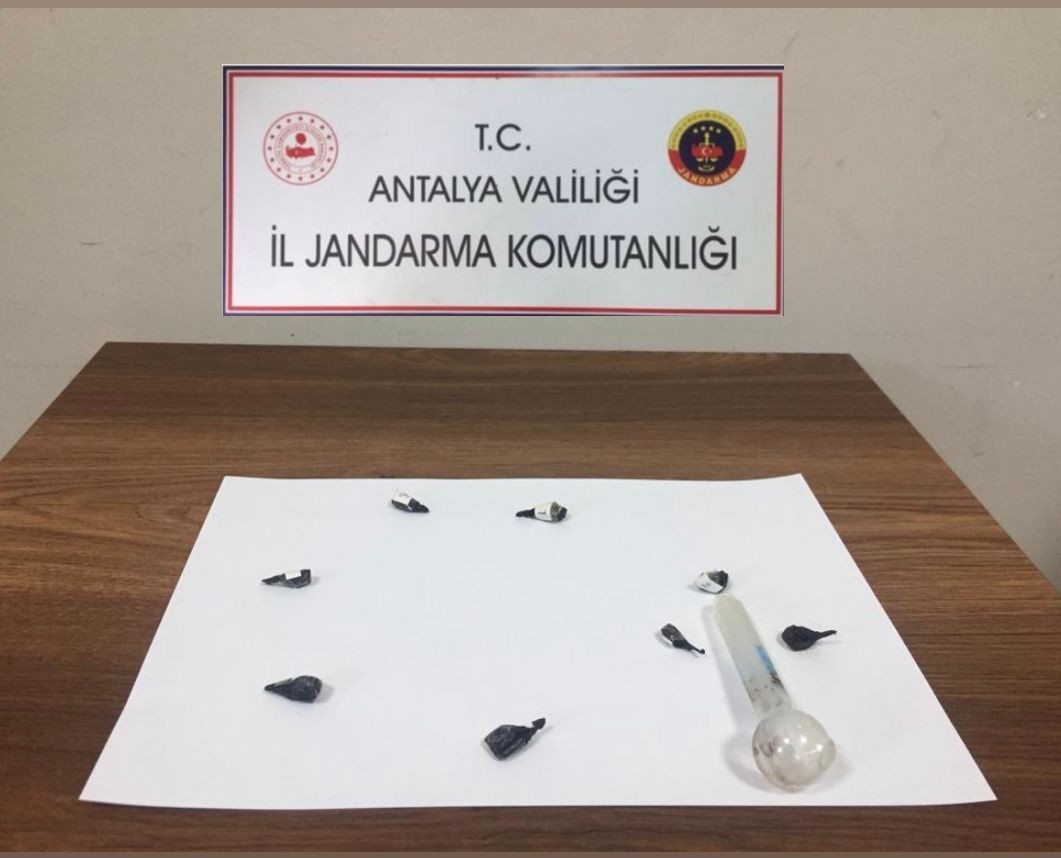 Antalya’dan Kemer’e uyuşturucu madde getirirken yakalandılar #antalya