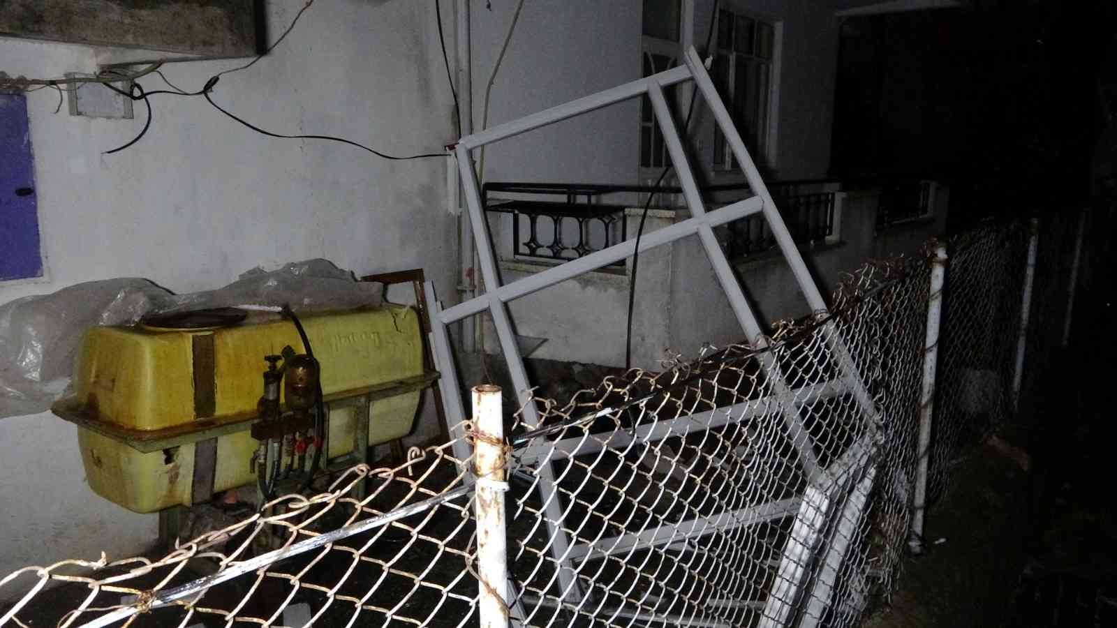 Şiddetli yağış ve fırtına evin balkonundaki PVC sistemini uçurdu #antalya