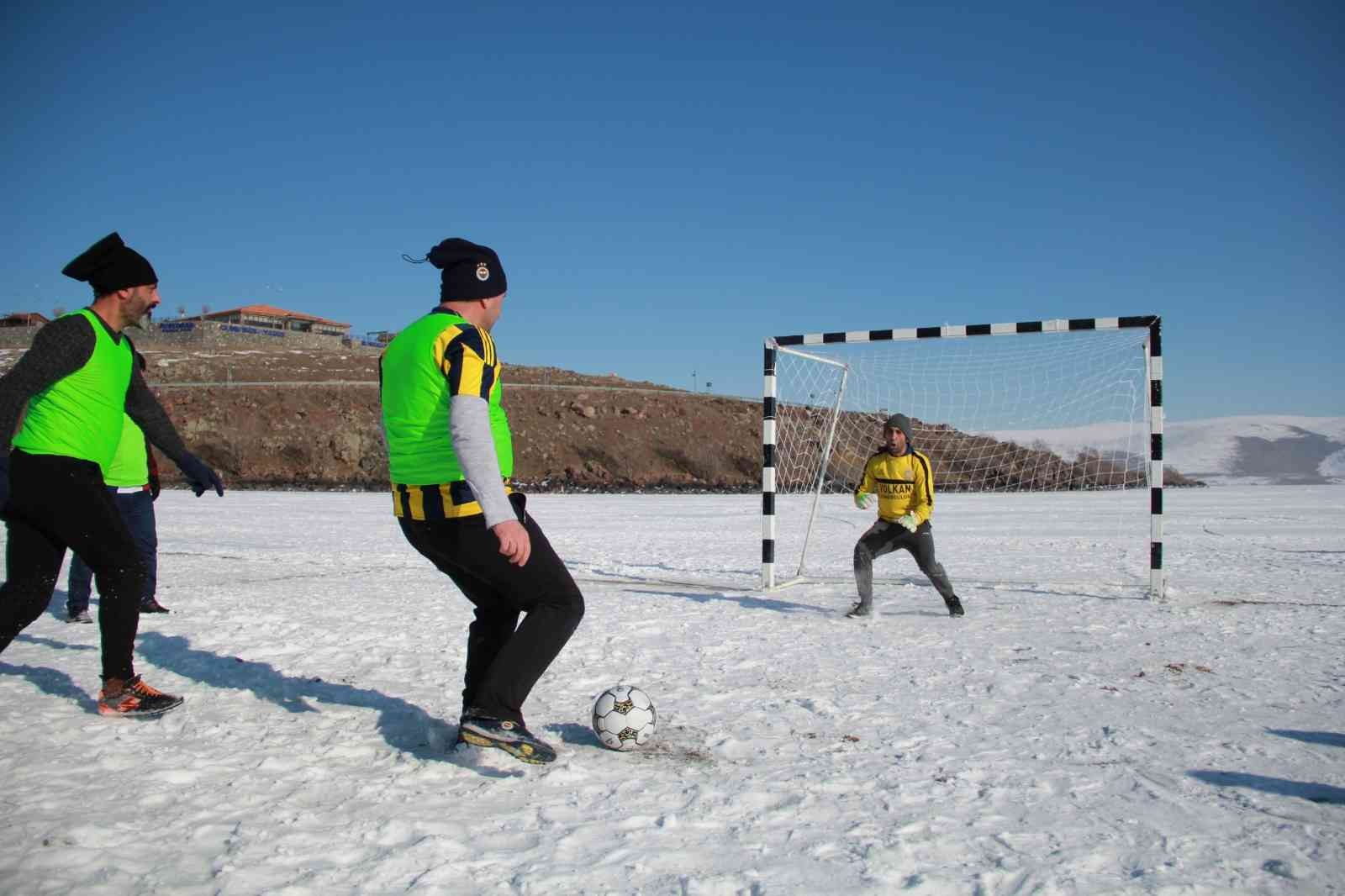 Donan göl üzerinde futbol maçı #ardahan