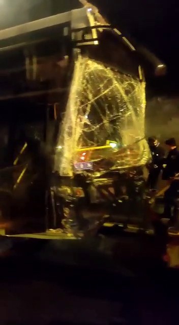 Beşiktaş’ta İETT otobüsü çınar ağacına çarptı: 1 yaralı #istanbul