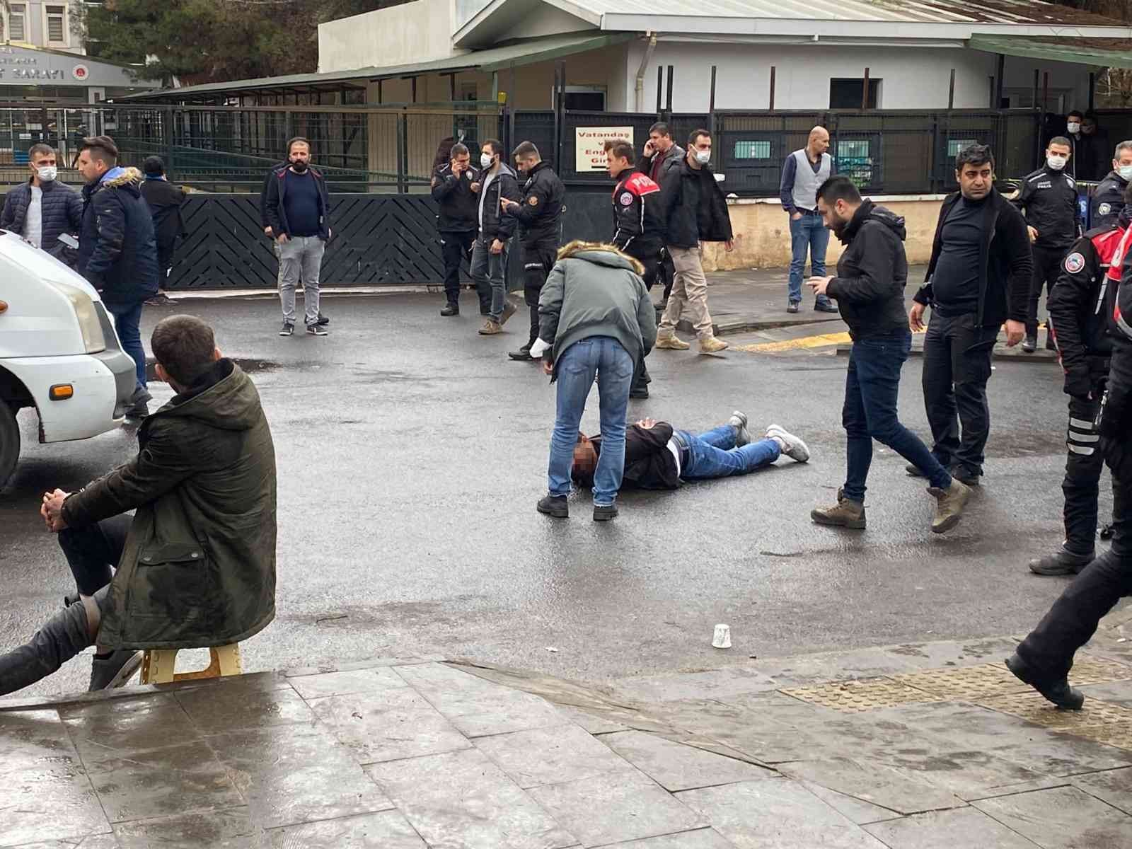 Diyarbakır’da, adliye çıkışında iki grup arasından nedeni belirlenemeyen silahlı kavgada 3 kişi yaralandı. #diyarbakir