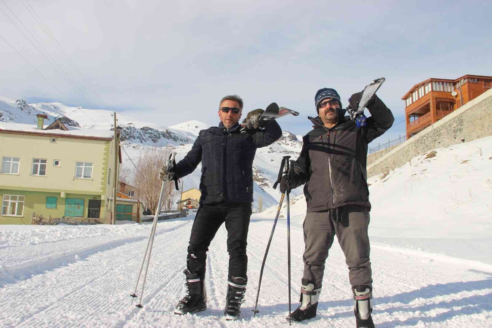 İspir Doğa Sporları Derneği üyeleri Ovit Dağı’nda kayak yaptı