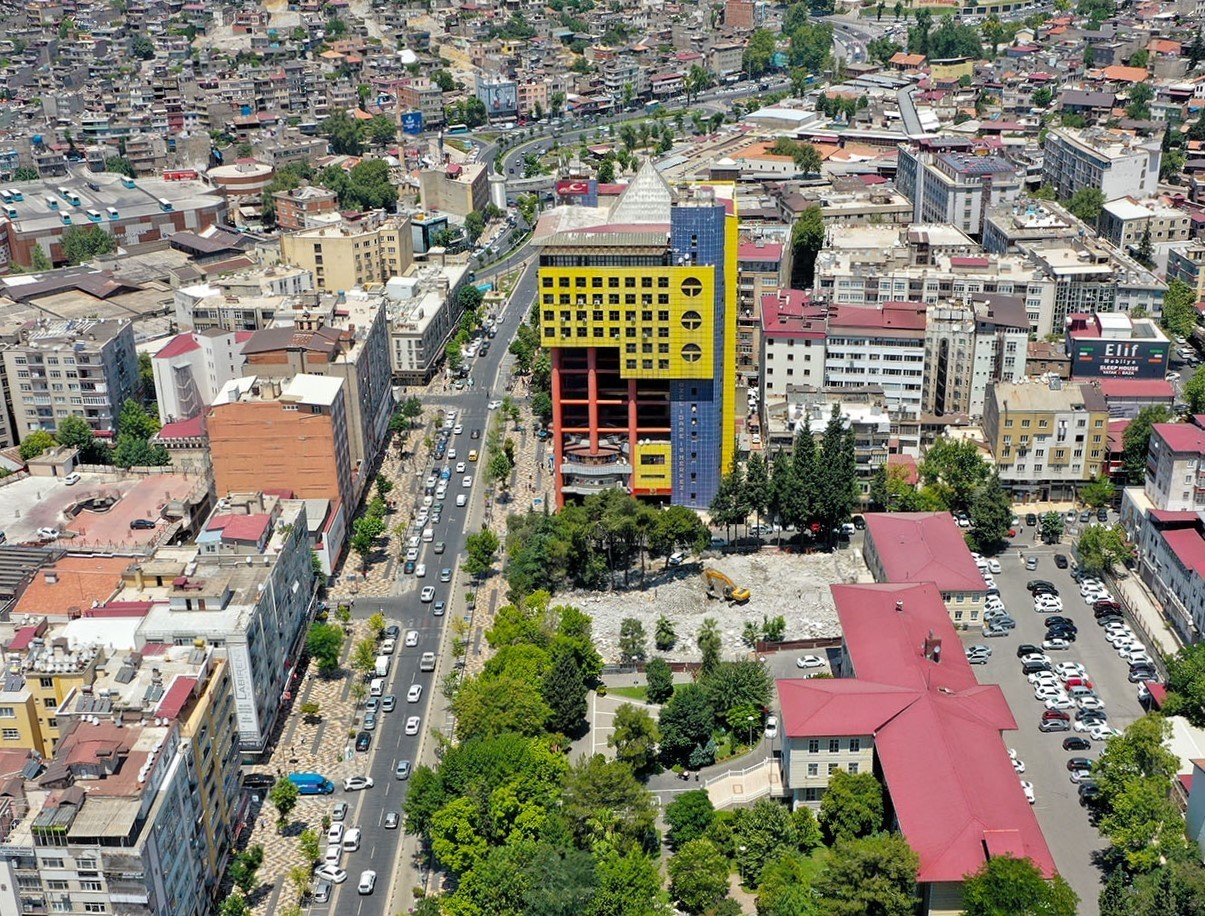 ’Dünyanın en saçma binası’na ilk kazma vuruldu #kahramanmaras