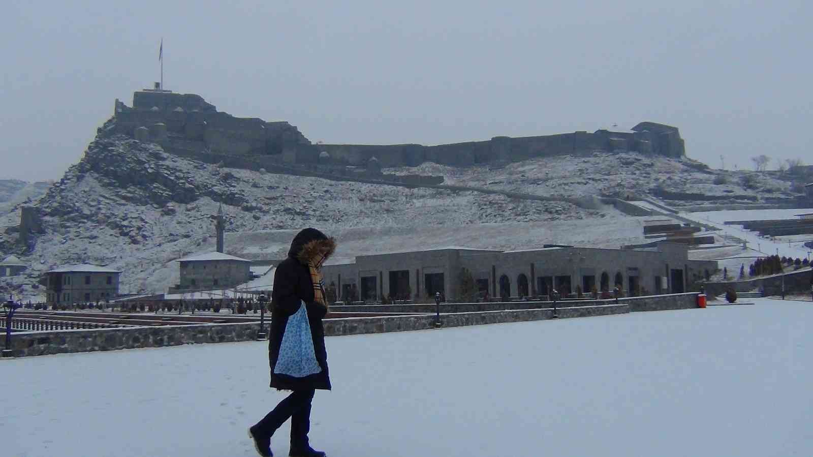 Kars’ta vatandaşların kar mesaisi başladı #kars