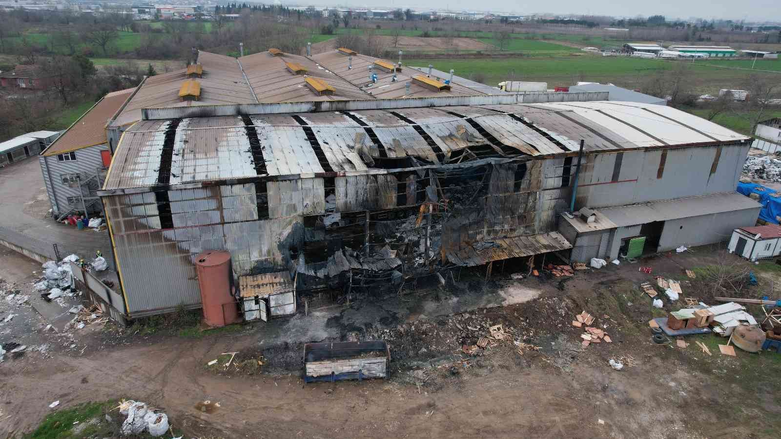 Yangının çıktığı plastik fabrikasındaki ağır hasar havadan görüntülendi #kocaeli