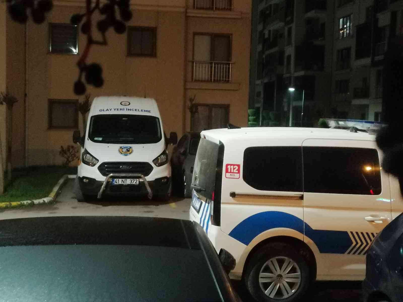 7. kattan düşen Sedefnur ile aynı evde bulunan 2 polis memuru açığa alındı #kocaeli
