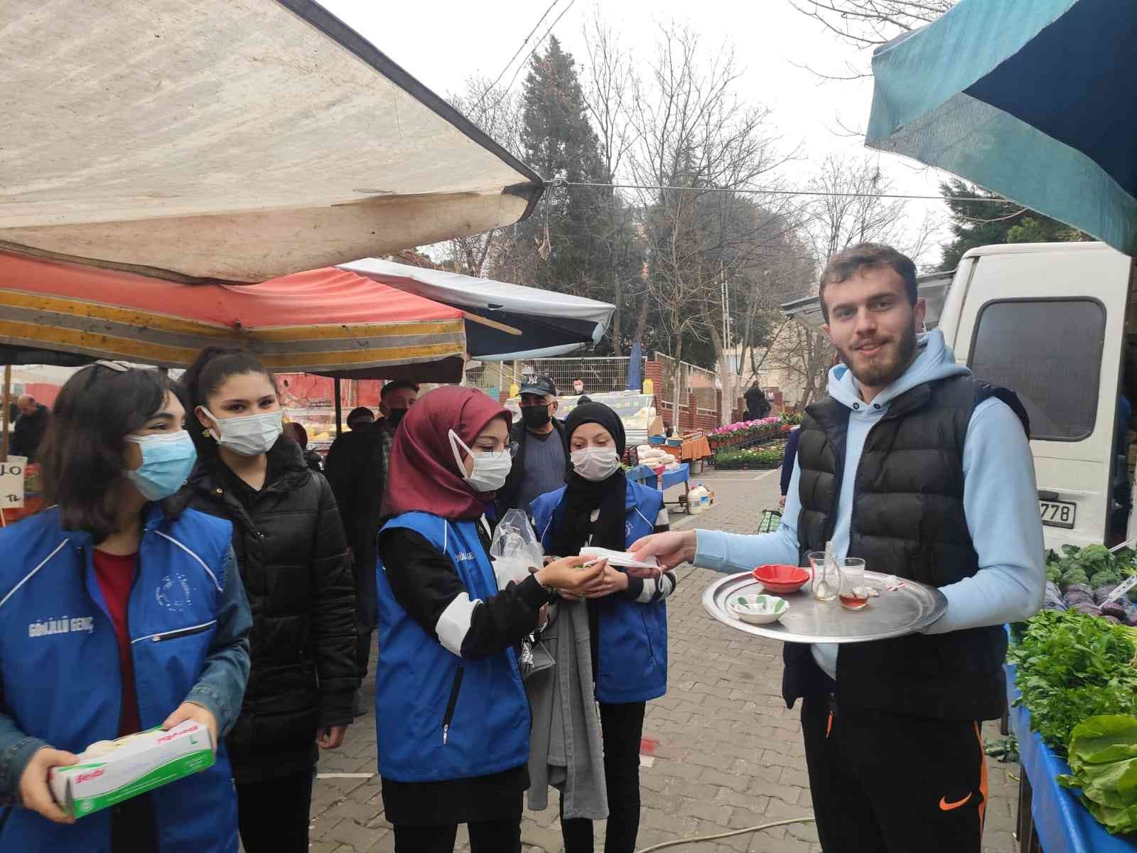 Manyaslı gençler esnaf ve vatandaşlara maske dağıttı #balikesir