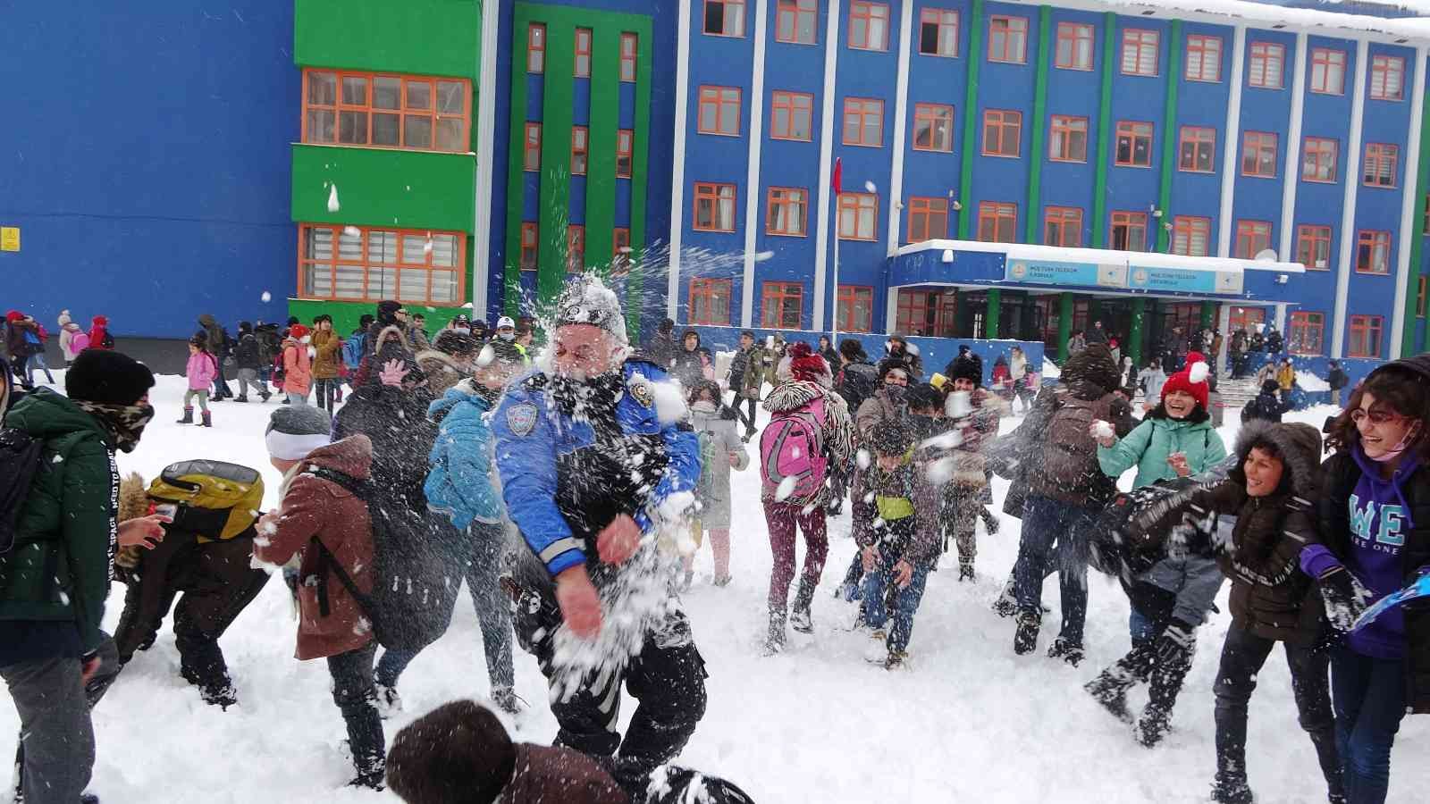 Polislerle öğrencilerin kar topu savaşı #mus